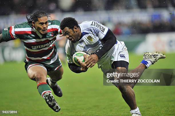 Clermont-Ferrand's winger Napolioni Nalaga scores a try during the European Cup rugby union match Clermont-Ferrand vs. Leicester at the Marcel...