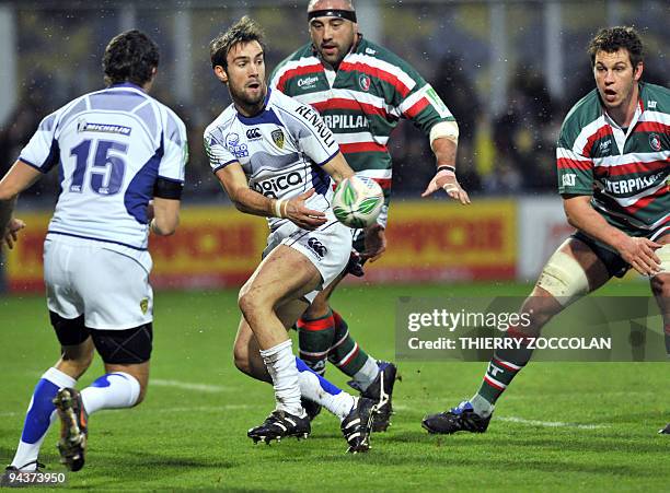 Clermont-Ferrand's scrum-half Morgan Parra passes the ball during the European Cup rugby union match Clermont-Ferrand vs. Leicester at the Marcel...