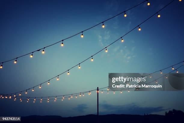 party lights at outdoor wedding reception - outdoor twinkle lights imagens e fotografias de stock