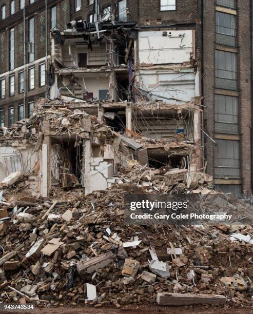 rubble piled up at base of partly demolished building - gary colet - fotografias e filmes do acervo