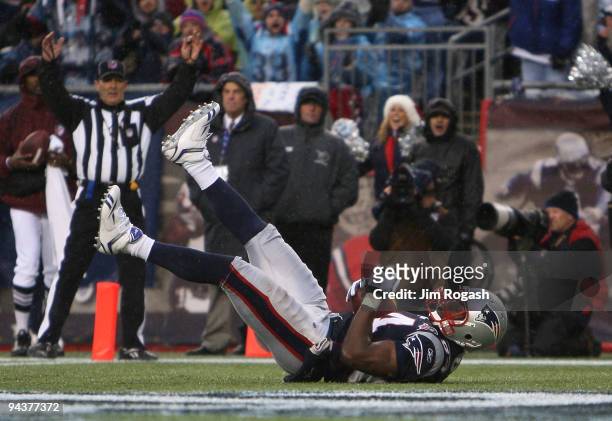 Benjamin Watson of the New England Patriots scores a 5-yard touchdown reception in the third quarter against the Carolina Panthers at Gillette...