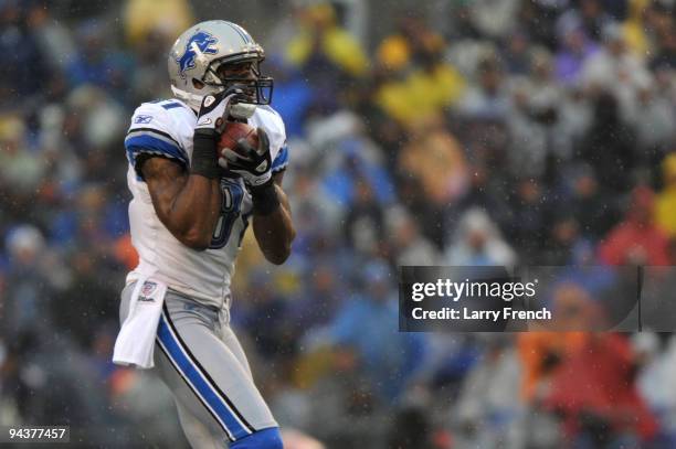 Calvin Johnson of the Detroit Lions makes a catch during the game against the Baltimore Ravens at M&T Bank Stadium on December 13, 2009 in Baltimore,...