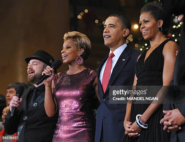 President Barack Obama and First Lady Michelle Obama sing with Mary J. Blige and Kristian Bush during the Christmas in Washington Celebration...