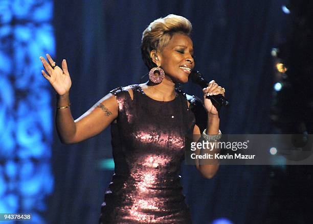 Mary J. Blige performs onstage during TNT's "Christmas in Washington 2009" at the National Building Museum on December 13, 2009 in Washington, DC....
