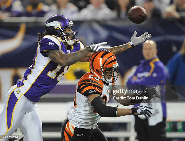 Sidney Rice of the Minnesota Vikings narrowly misses a catch during an NFL game against the Cincinnati Bengals at the Mall of America Field at Hubert...