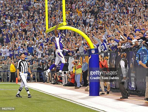 Sidney Rice of the Minnesota Vikings dunks the ball over the goalpost following a touchdown during an NFL game against the Cincinnati Bengals at the...