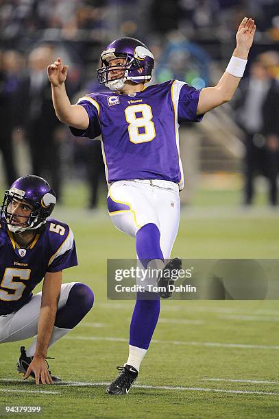 Ryan Longwell of the Minnesota Vikings kicks a field goal during an NFL game against the Cincinnati Bengals at the Mall of America Field at Hubert H....