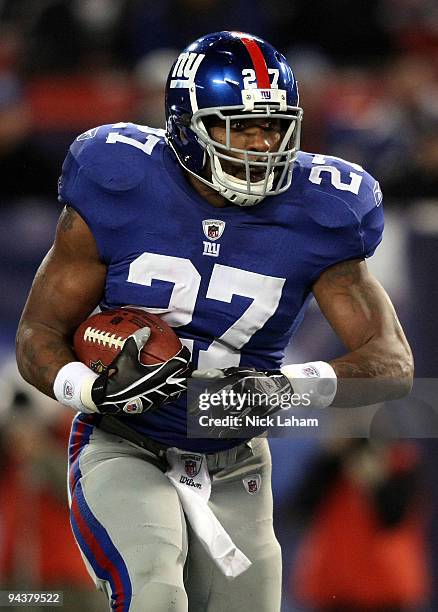 Brandon Jacobs of the New York Giants runs the ball against the Philadelphia Eagles at Giants Stadium on December 13, 2009 in East Rutherford, New...