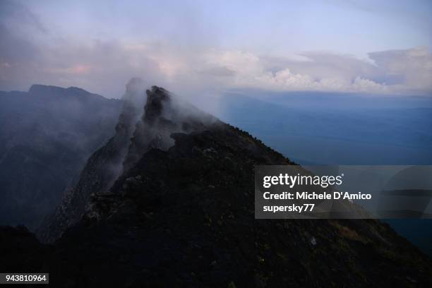 the smoky ridge of mount nyiragongo, at dusk - virunga national park fotografías e imágenes de stock
