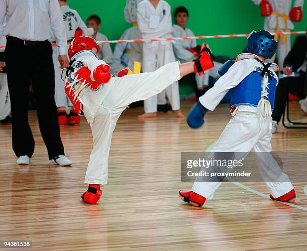 taekwando - taekwondo kids stockfoto's en -beelden