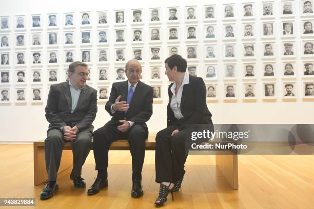 Former US peace envoy to Northern Ireland George Mitchell with the artist Amanda Dunsmore and Micheal Mac Donncha, the Lord Mayor of Dublin, during a...