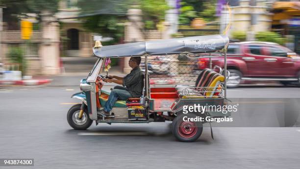 panorering skott av en man som red en tuk-tuk i bangkok, thailand - passenger tricycle bildbanksfoton och bilder
