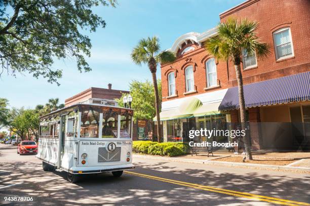 fernandina beach trolley tour stations main street amelia island florida - amelia island florida stockfoto's en -beelden