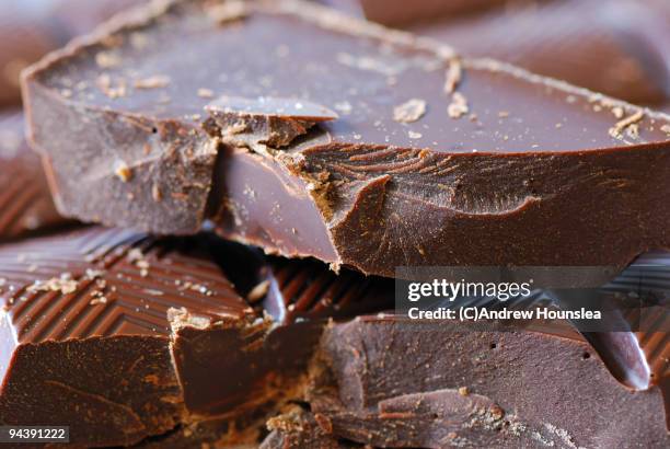 dark chocolate texture - chocolat noir photos et images de collection