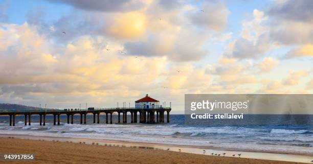 manhattan beach pier bei sonnenuntergang, califonia - manhattan beach stock-fotos und bilder