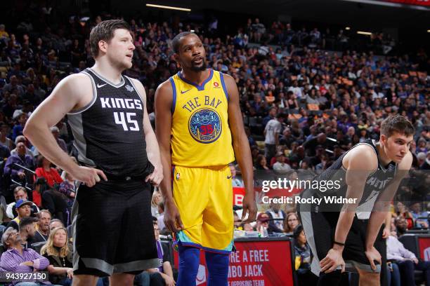Kevin Durant of the Golden State Warriors faces off against Jack Cooley of the Sacramento Kings on March 31, 2018 at Golden 1 Center in Sacramento,...