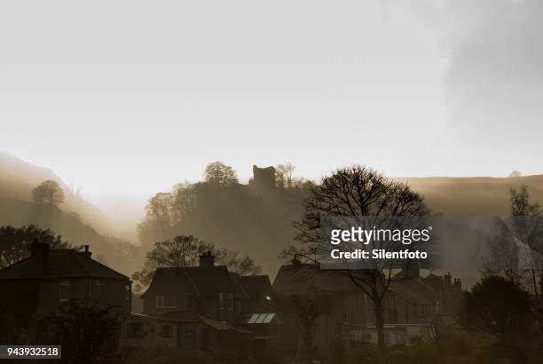 houses afore misty landscape with english castle - silentfoto sheffield fotografías e imágenes de stock