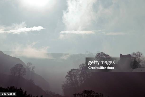 misty landscape with english castle on hill - silentfoto sheffield photos et images de collection
