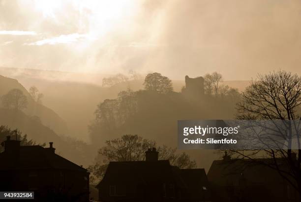 houses rooftops afore misty landscape with english castle - silentfoto sheffield stock-fotos und bilder