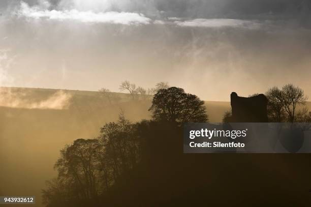 misty landscape with english castle on hill - silentfoto sheffield stock-fotos und bilder