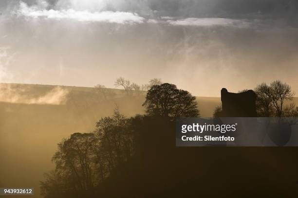 misty landscape with english castle on hill - silentfoto sheffield 個照片及圖片檔