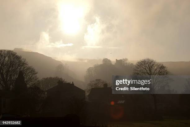 houses afore misty landscape with english castle - silentfoto sheffield 個照片及圖片檔