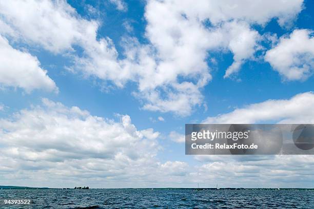 majestic cloudscape - blue sky white clouds (xxl) - dramatic sky stockfoto's en -beelden