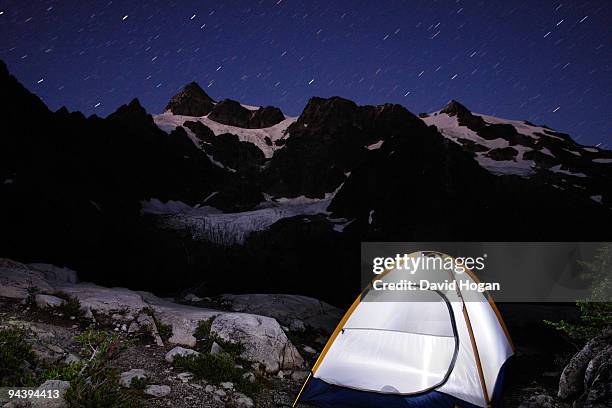 mt. shuksan campsite at night - mt shuksan imagens e fotografias de stock