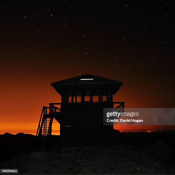 fremont fire lookout at night with the big dipper - big dipper stock-fotos und bilder