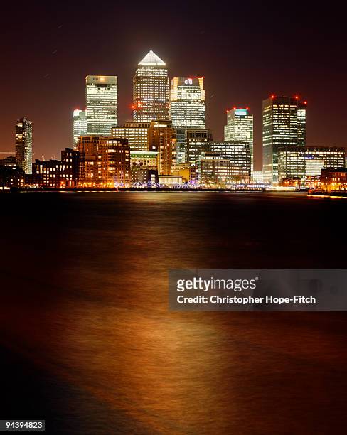 canary wharf, london at night - christopher hope-fitch stock pictures, royalty-free photos & images