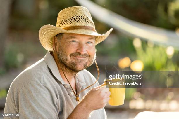 glücklich lächelnd mitte erwachsener mann kaffee trinken - jasondoiy stock-fotos und bilder