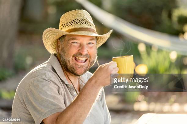 lyckligt leende mitten av vuxen man dricka kaffe - jasondoiy bildbanksfoton och bilder
