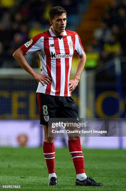 Ander Iturraspe of Athletic Club looks on during the La Liga match between Villarreal and Athletic Club at Estadio de La Ceramica on April 9, 2018 in...