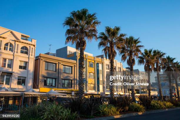 bondi beach street - strand bondi beach stock-fotos und bilder