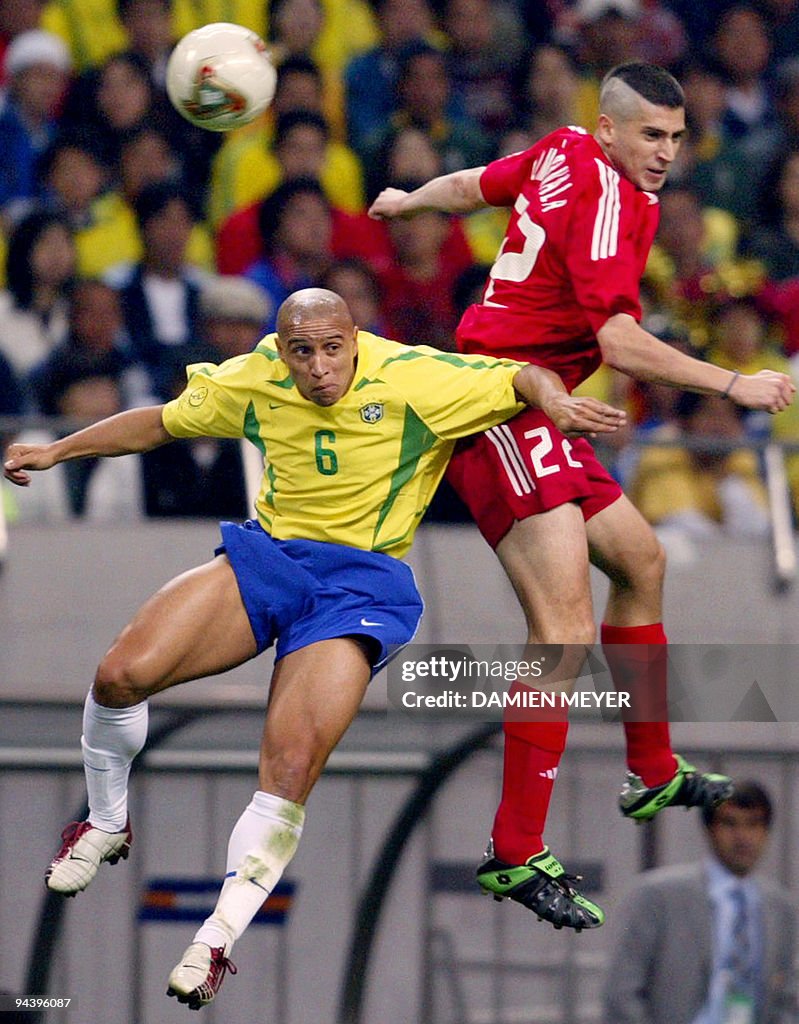 Brazil's defender Roberto Carlos (L) and