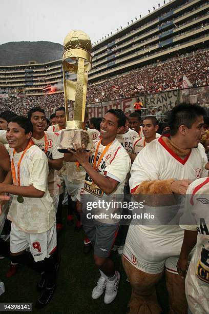 Nolberto Solano celebrates with team mates after win the cup against Alianza Lima during the second game of the play off in the Copa Cable Magico at...