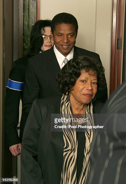 Katherine Jackson, Jackie Jackson and Michael Jackson arrive to the Santa Barbara County courthouse April 12, 2005 in Santa Maria, California.