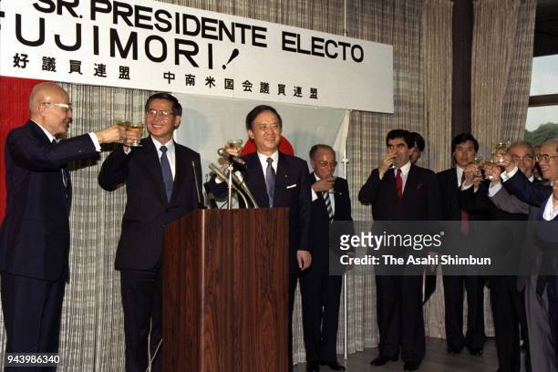 Peruvian incoming president Alberto Fujimori and Japanese Prime Minister Toshiki Kaifu toast during the party celebrating Fujimori's win in the...