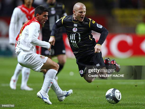 Monaco's forward Cesar Alonso vies with Lille's midfielder Florent Balmont during their French L1 football match Monaco vs Lille on December 13, 2009...