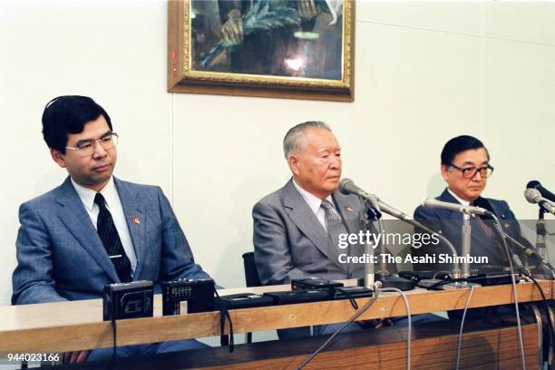 Japanese Communist Party leaders Kazuo Shii, Kenji Miyamoto and Tetsuzo Fuwa shake hands during the party convention on July 13, 1990 in Atami,...