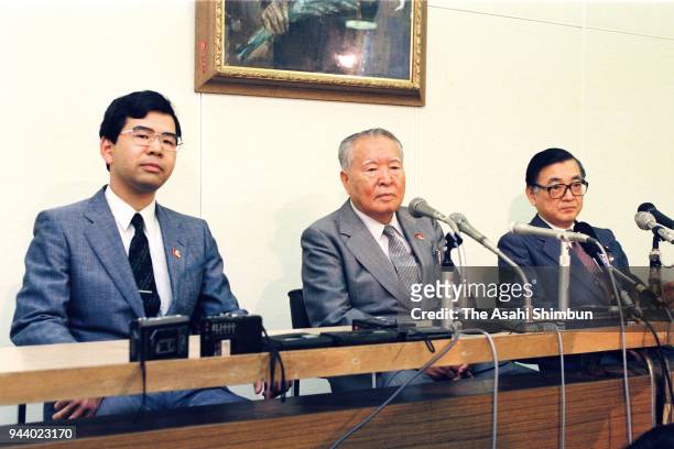 Japanese Communist Party leaders Kazuo Shii, Kenji Miyamoto and Tetsuzo Fuwa shake hands during the party convention on July 13, 1990 in Atami,...