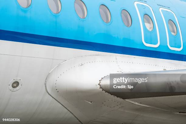 close up van de vleugel en romp op een vliegtuig van klm fokker 100 cityhopper - fokker aircraft stockfoto's en -beelden