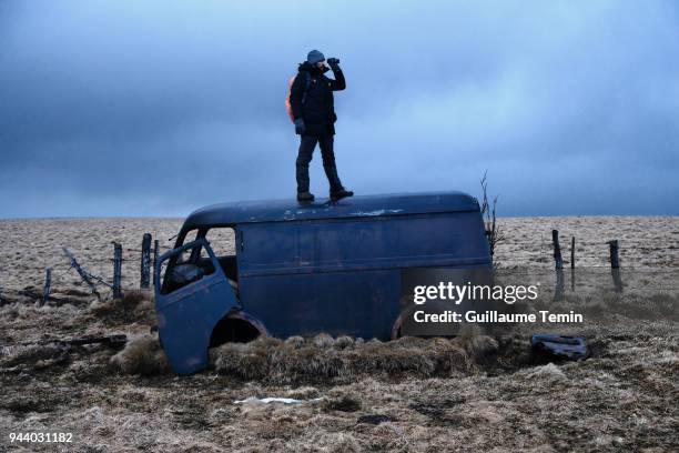 survival adventurer stand up - apocalipsis fotografías e imágenes de stock