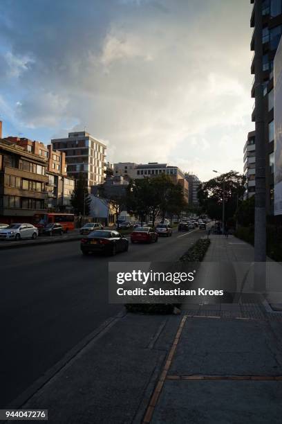 calle 81 at dusk, traffic, el nogal, bogota, colombia - calle urbana imagens e fotografias de stock