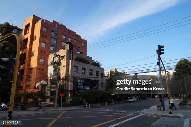 crossing at calle 81, seen at dusk, el nogal, bogota, colombia - calle urbana imagens e fotografias de stock