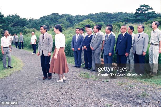 Emperor Akihito and Empress Michiko release birds at the Nasu Imperial Villa on August 23, 1990 in Nasu, Tochigi, Japan.