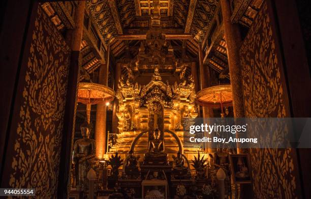 the buddha throne in wat phra that si chom thong of chiang mai province, thailand. - chiang mai province stock-fotos und bilder