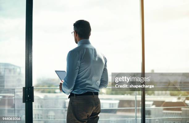 mi éxito será conocido en toda la ciudad - mirar-por-la-ventana fotografías e imágenes de stock