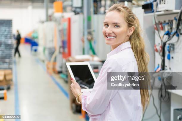 inspektor garantieren qualität in der fabrik - auditing stock-fotos und bilder