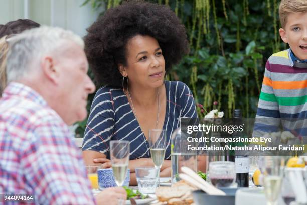 multi generation family enjoying lunch at garden patio table - brinco charm - fotografias e filmes do acervo